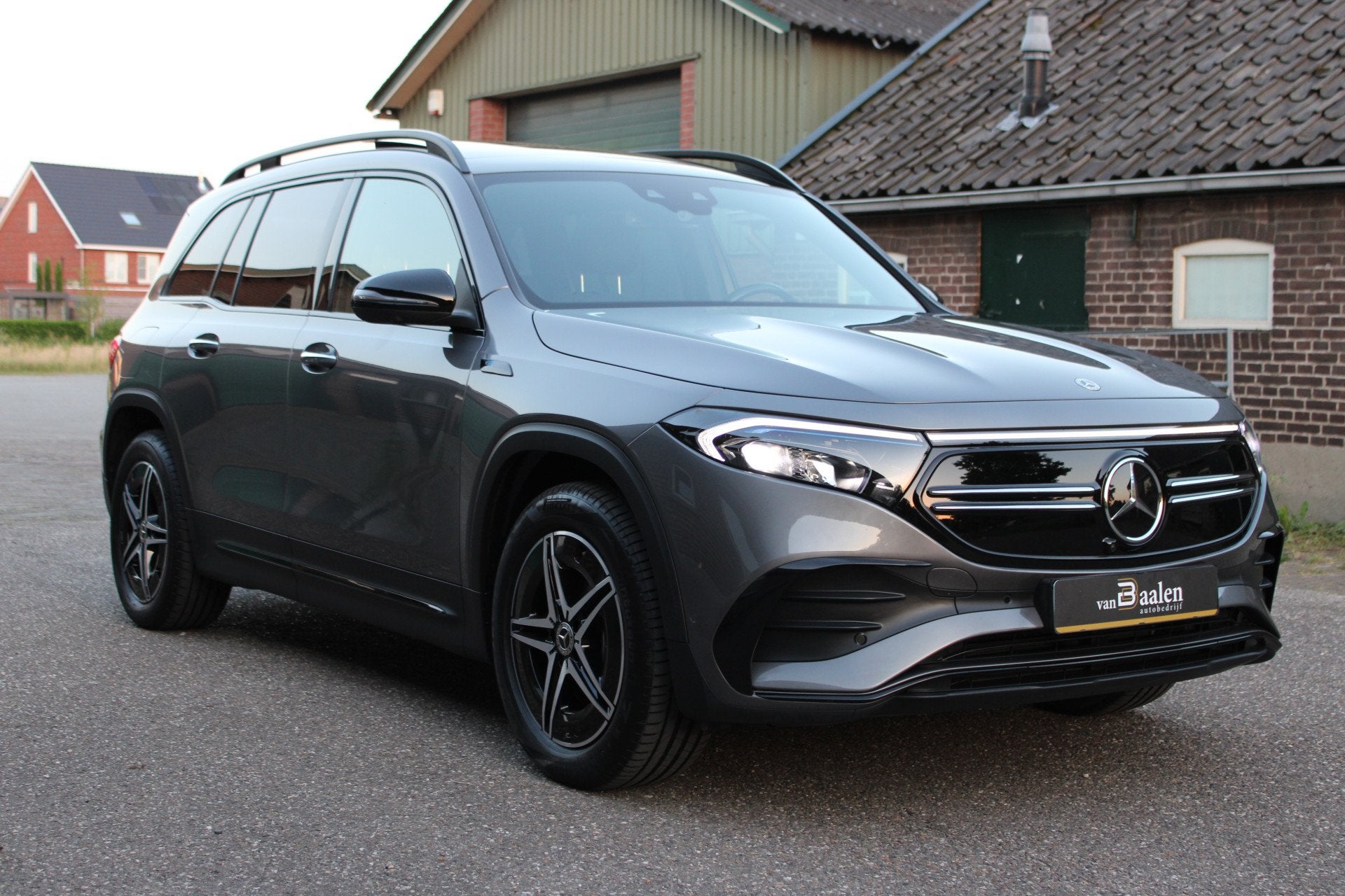 Mercedes-Benz EQB 300 4MATIC AMG Line 67 kWh SOh 97.5% PANO, Auto's, Automaat, Gebruikt, 435 min, 67 kWh