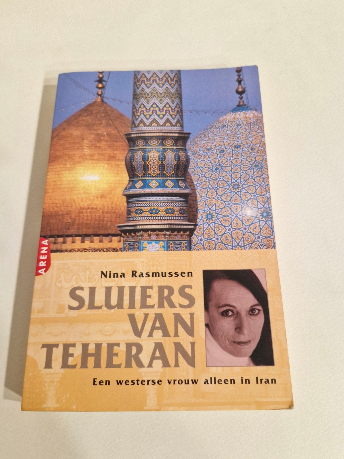 Sluiers van Teheran - Nina Rasmussen (Boek), Boeken, Ophalen of Verzenden, Gelezen, Nina Rasmussen, Europa overig
