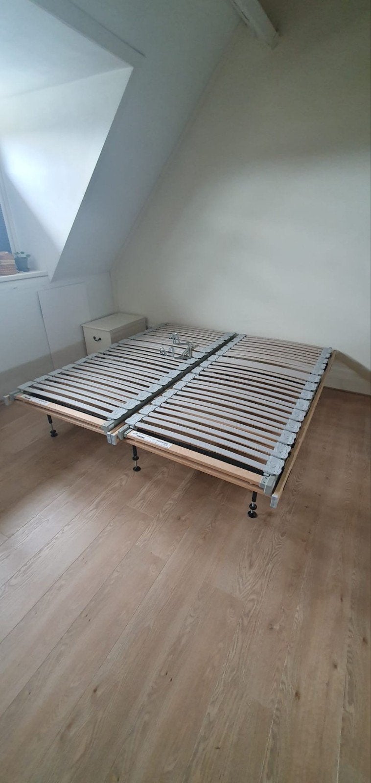 Gratis: 2 IKEA SULTAN LANGHUS verstelbare bedbodems 90x200, Ophalen