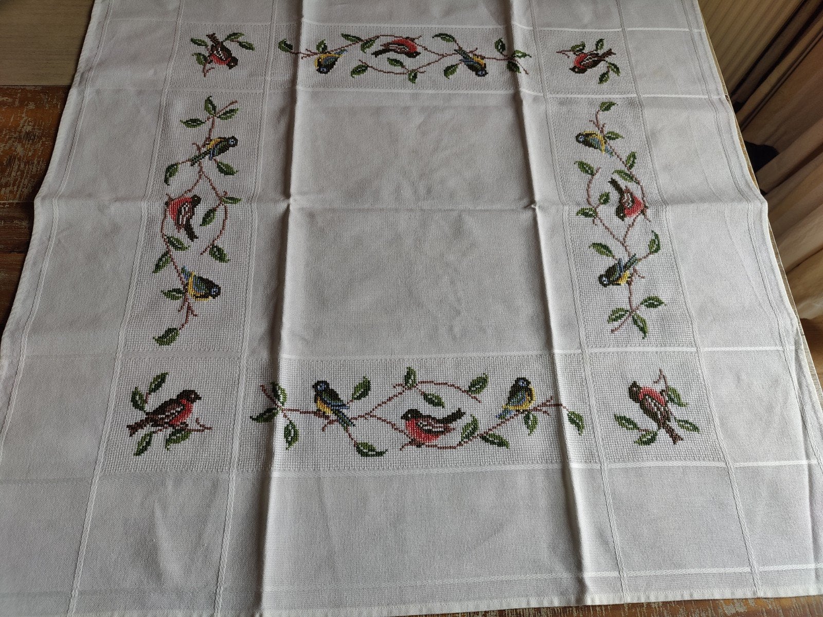 Hand geborduurd tafelkleedje met vogels, 87 cm, Verzenden, 87 cm, Vierkant