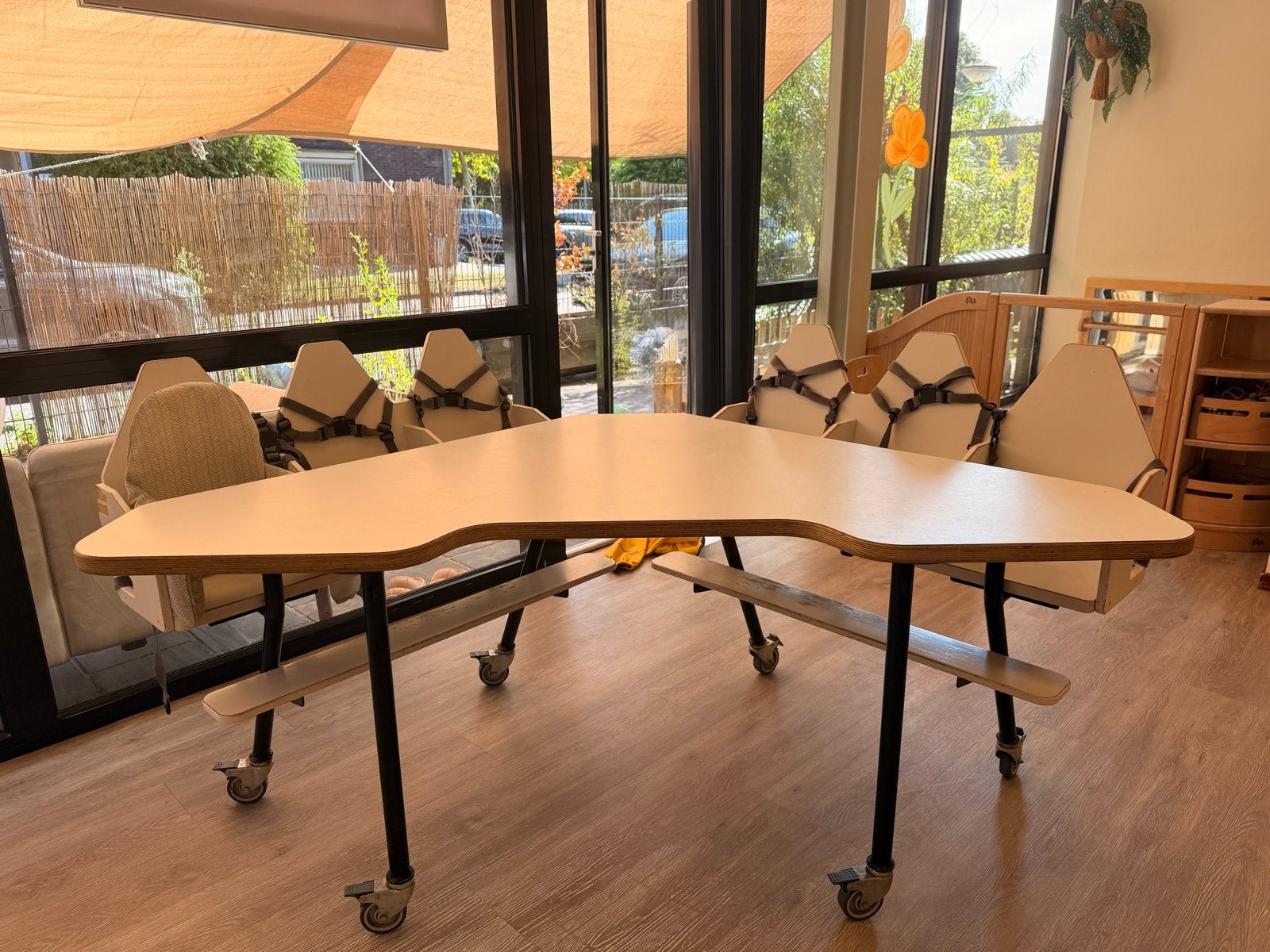 Robuuste kinderopvangtafel baby met stoeltjes - opknapper, Ophalen, Gebruikt, Overige typen, Gordel(s)
