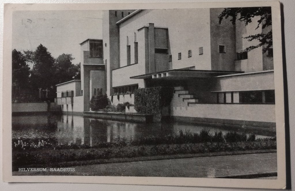 HILVERSUM *** 1951 ***  RAADHUIS detail met waterpartij, Ophalen of Verzenden, 1940 tot 1960, Gelopen, Noord-Holland