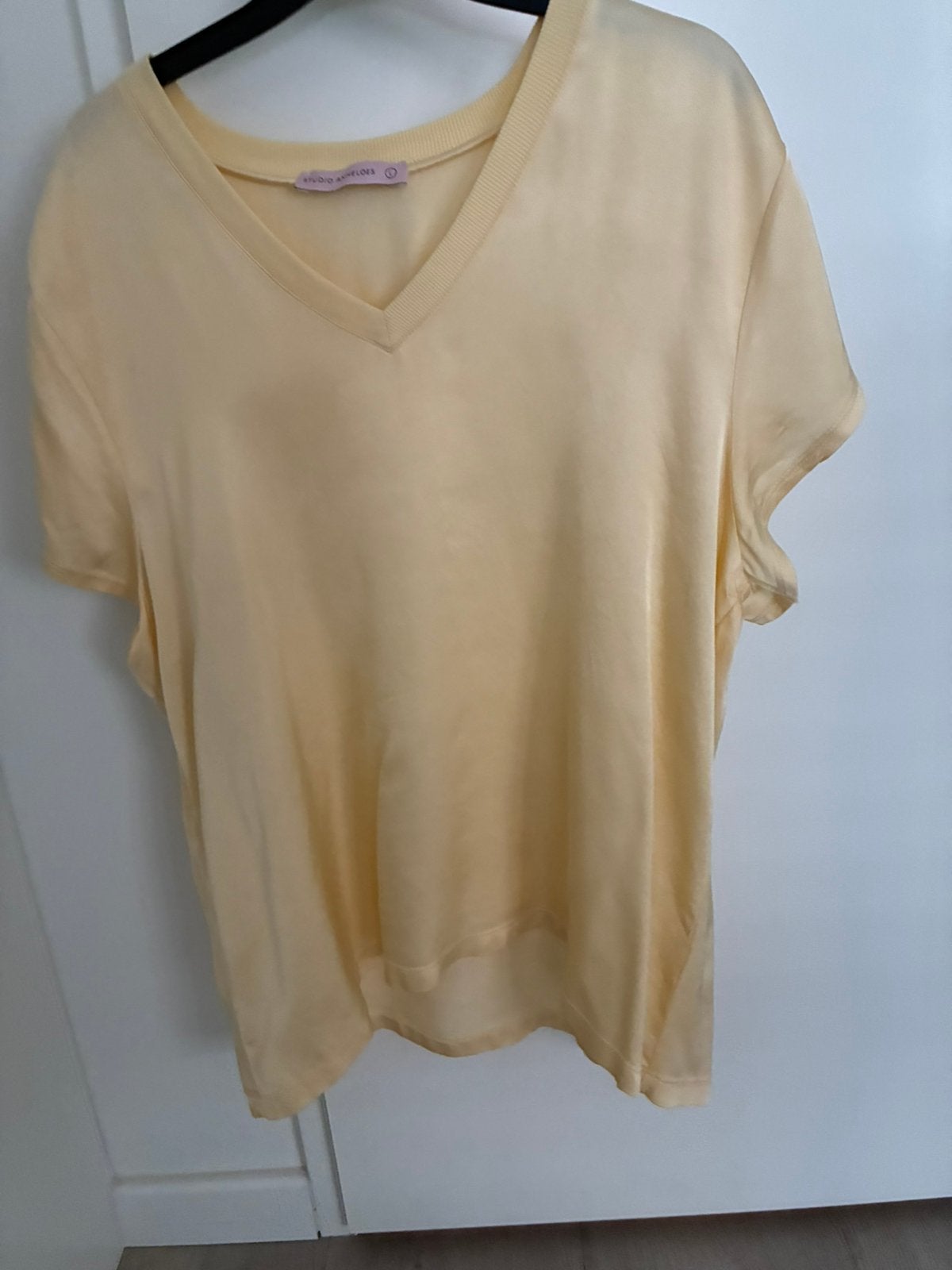 Prachtige licht gel Studio Anneloes satijnen t-shirt maat L, Ophalen of Verzenden, Zo goed als nieuw, Geel, Korte mouw