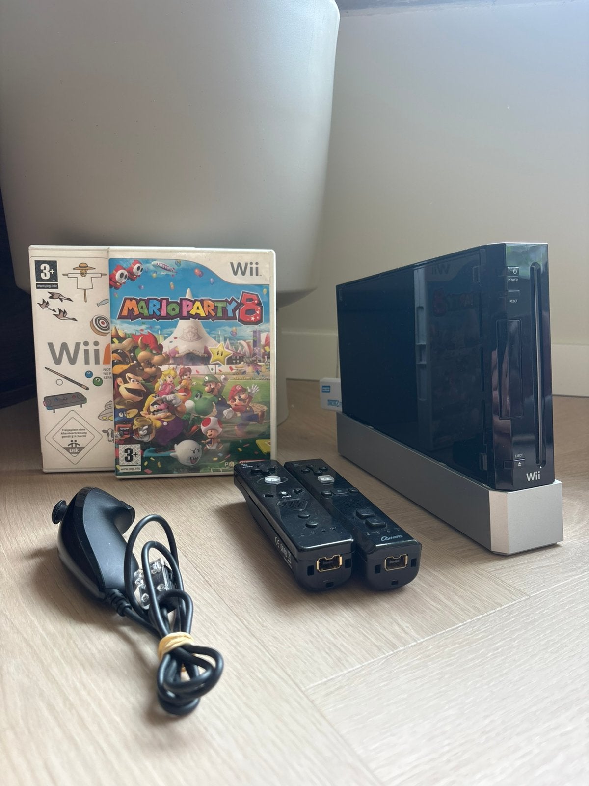 Nintendo Wii zwart compleet + 2 spellen + controllers, Ophalen of Verzenden, Zo goed als nieuw