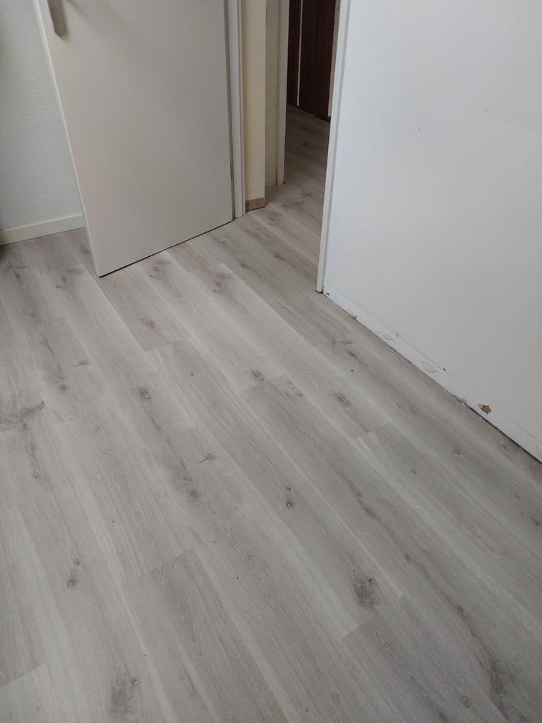 Lichtgrijze laminaatvloer , ongeveer 30 m2- gebruikt, Ophalen, Gebruikt, 50 tot 150 cm, 10 m² of meer