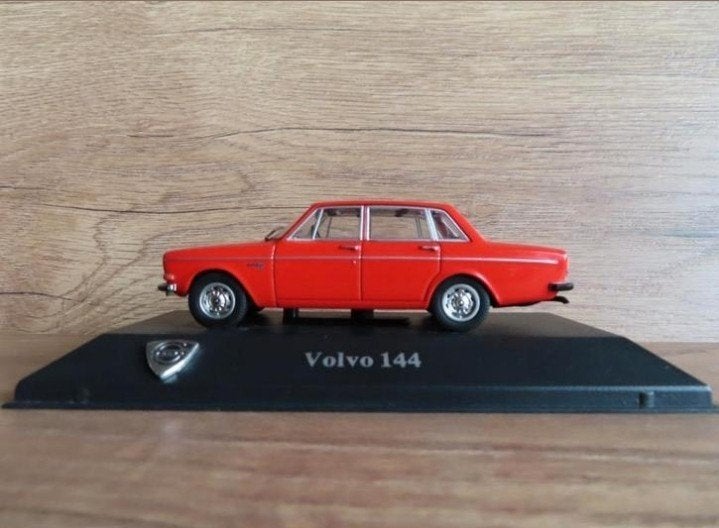 Te koop: VOLVO 144 ROOD 1:43  ATLAS VOLVO COLLECTION, Ophalen of Verzenden, Zo goed als nieuw, Auto, Overige merken