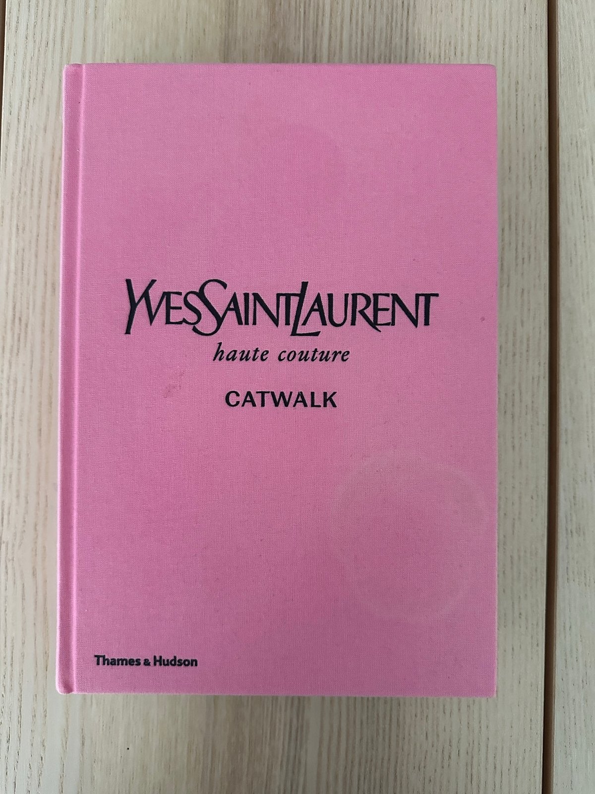 Yves Saint Laurent Haute Couture Catwalk Tafelboek, Boeken, Ophalen, Zo goed als nieuw, Couturiers