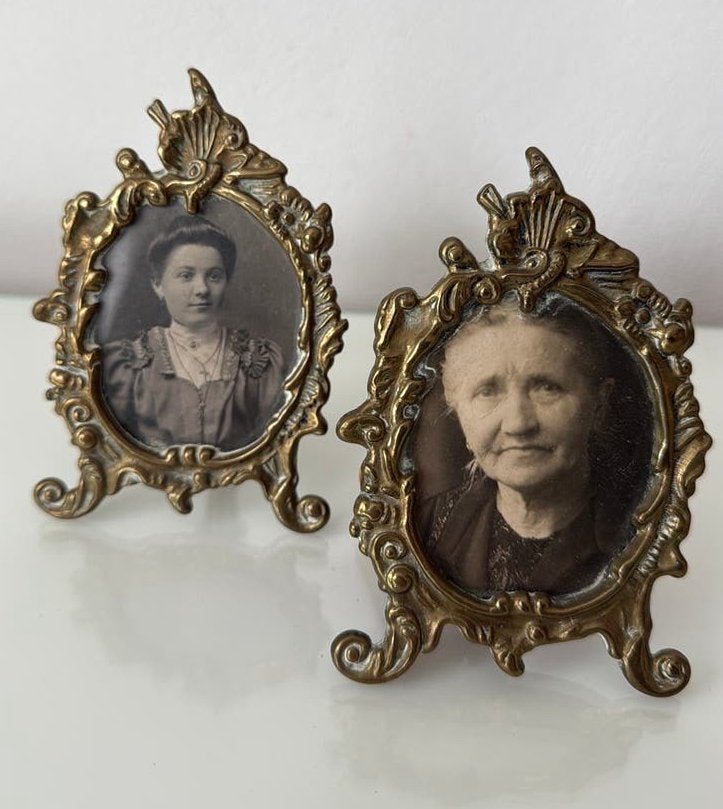 Oude bewerkte messing fotolijstjes met oude foto’s, Ophalen of Verzenden