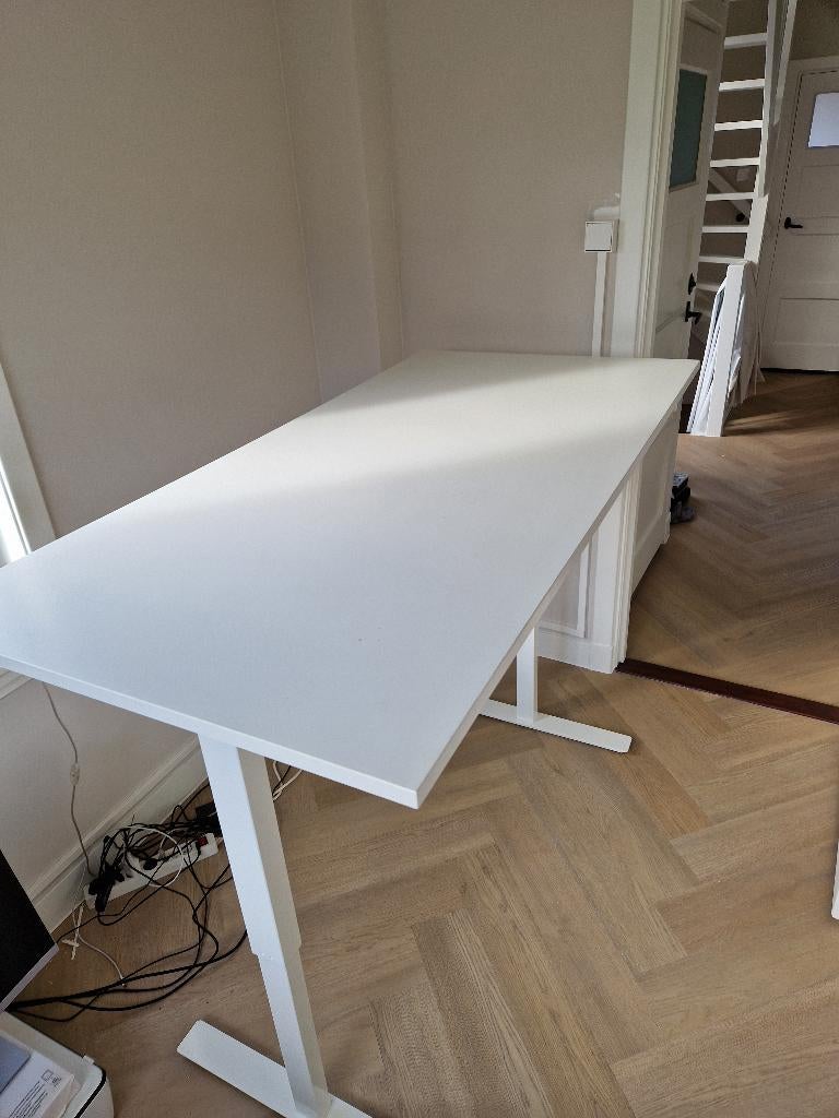 Ikea verstelbaar bureau, Huis en Inrichting, Bureaus, Ophalen, In hoogte verstelbaar, Gebruikt