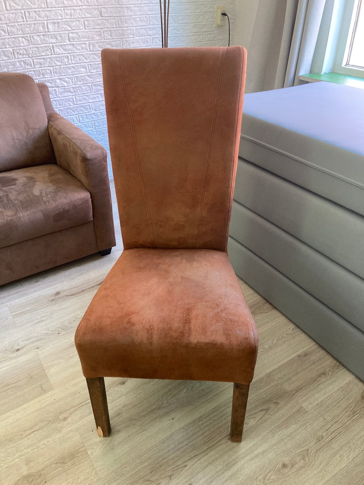 Gratis af te halen 2 eetkamerstoelen, Huis en Inrichting, Stoelen, Ophalen, Twee, Bruin, Zo goed als nieuw