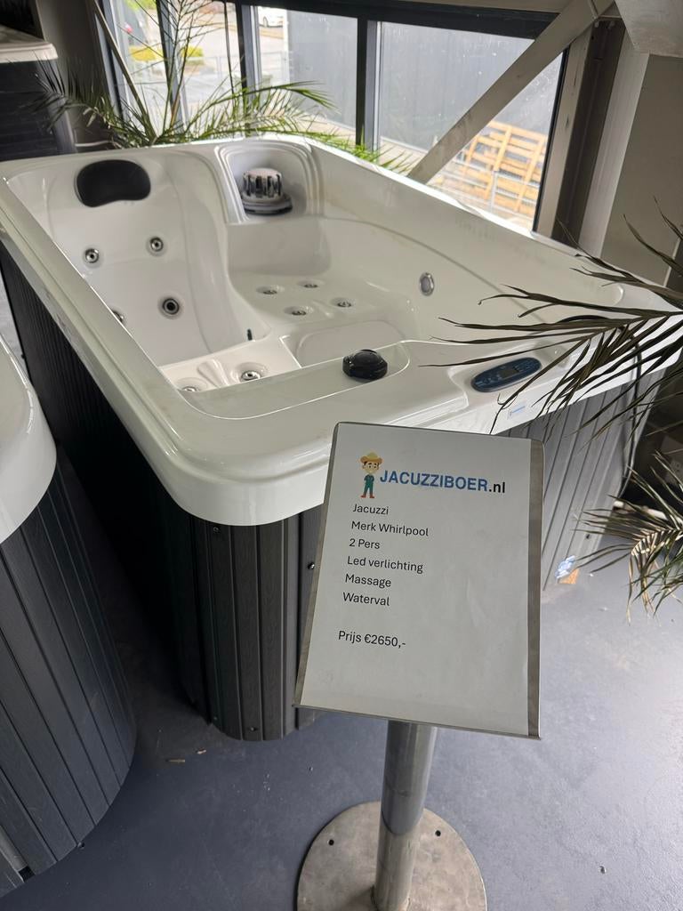 Whirlpool Jacuzzi 2 persoons met 2 ligplaatsen en cover