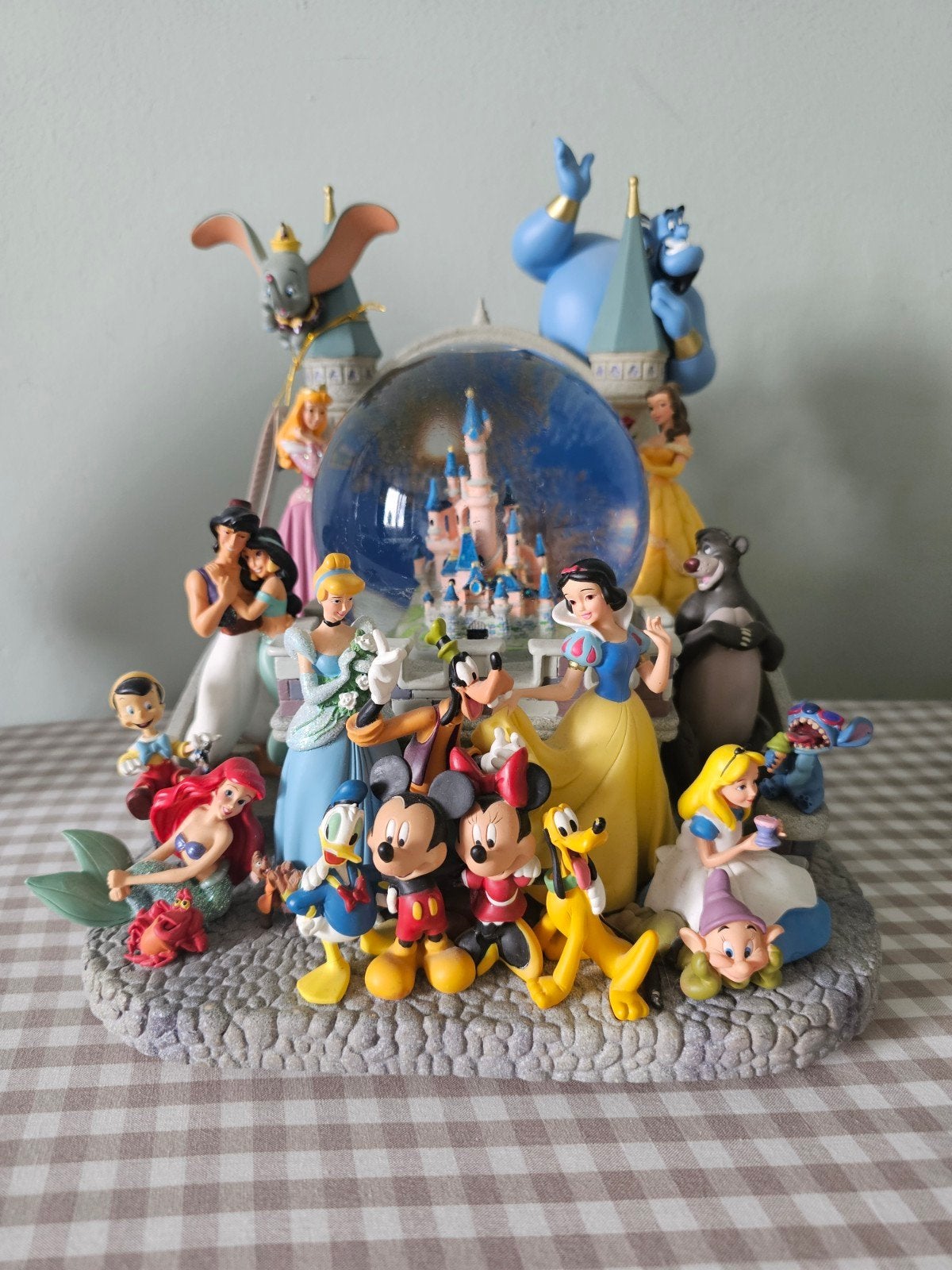 Grote Disney Sneeuwbol/muziekdoos met diverse figuren, Ophalen, Overige figuren, Zo goed als nieuw, Beeldje of Figuurtje