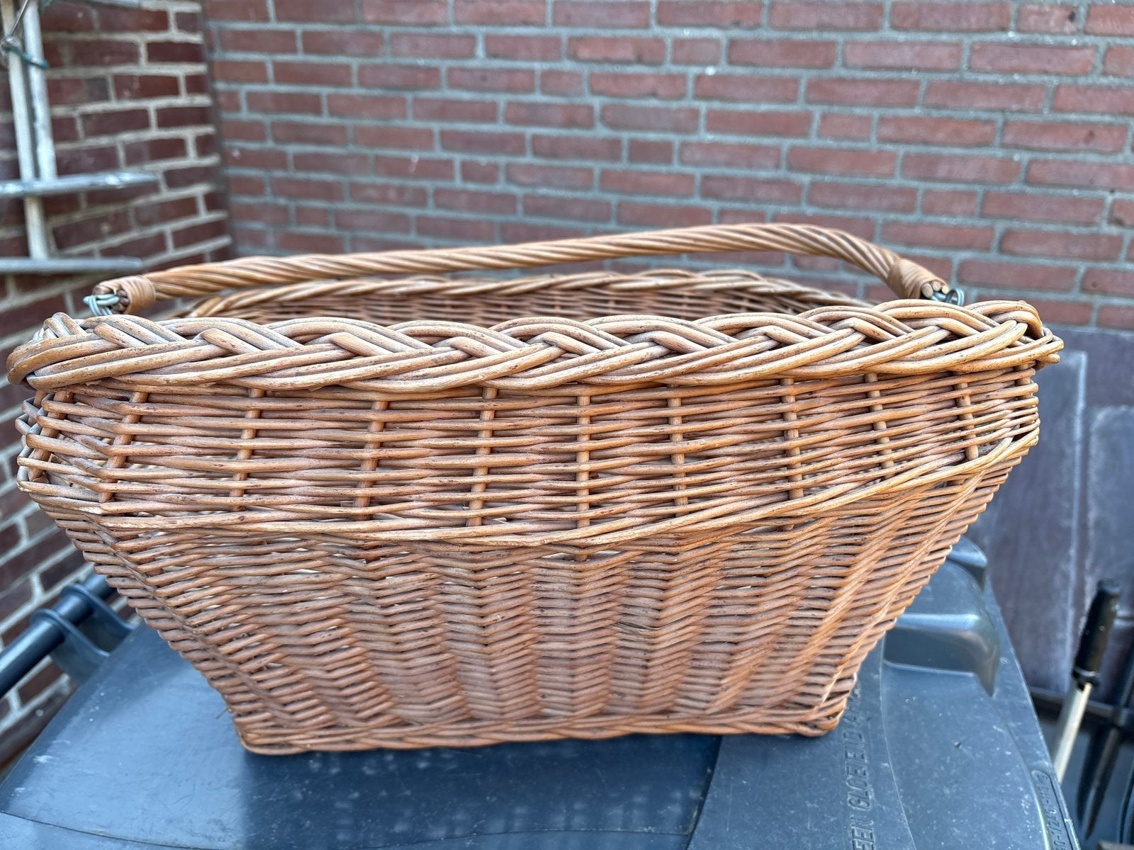 Vintage rieten fietsmand met handvat, Fietsen en Brommers, Fietsaccessoires | Fietsmanden, Ophalen, Zo goed als nieuw, Fietsmand
