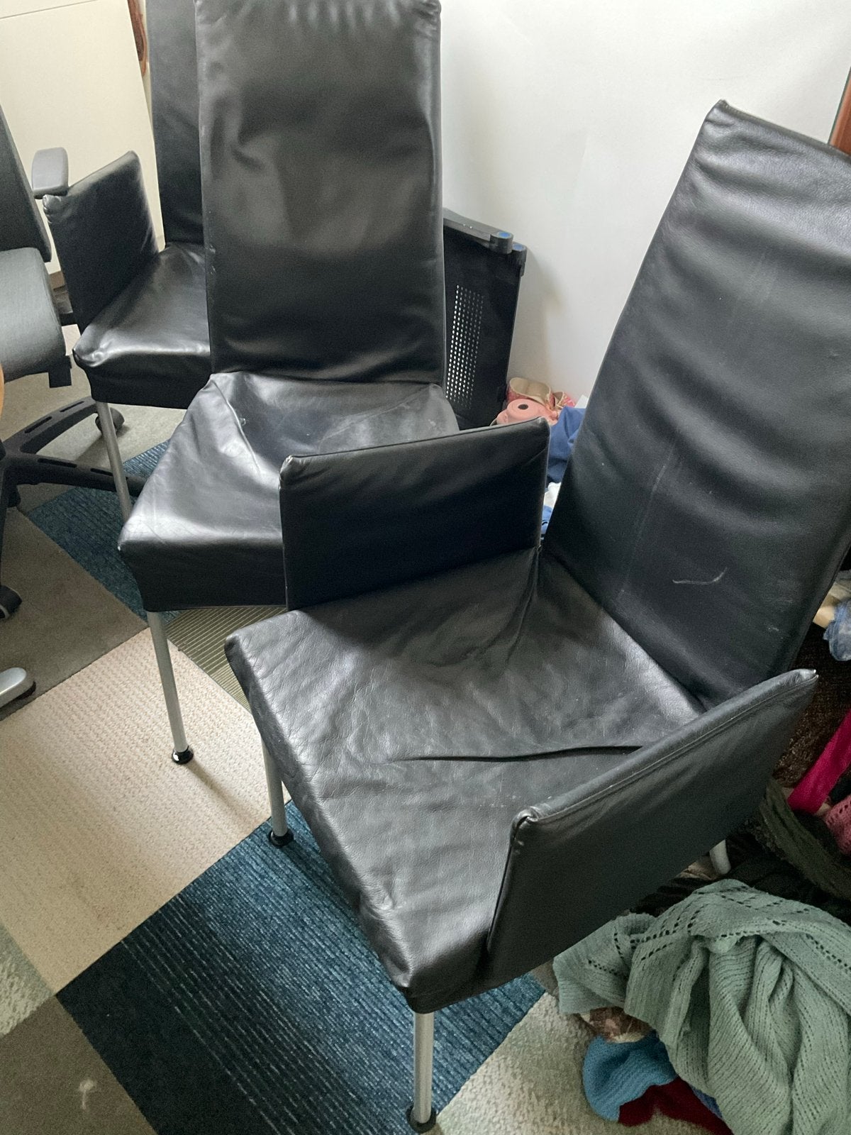 6 Zwarte leren eetkamerstoelen met armleuningen en zonder, Ophalen, Gebruikt, Twee, Zwart