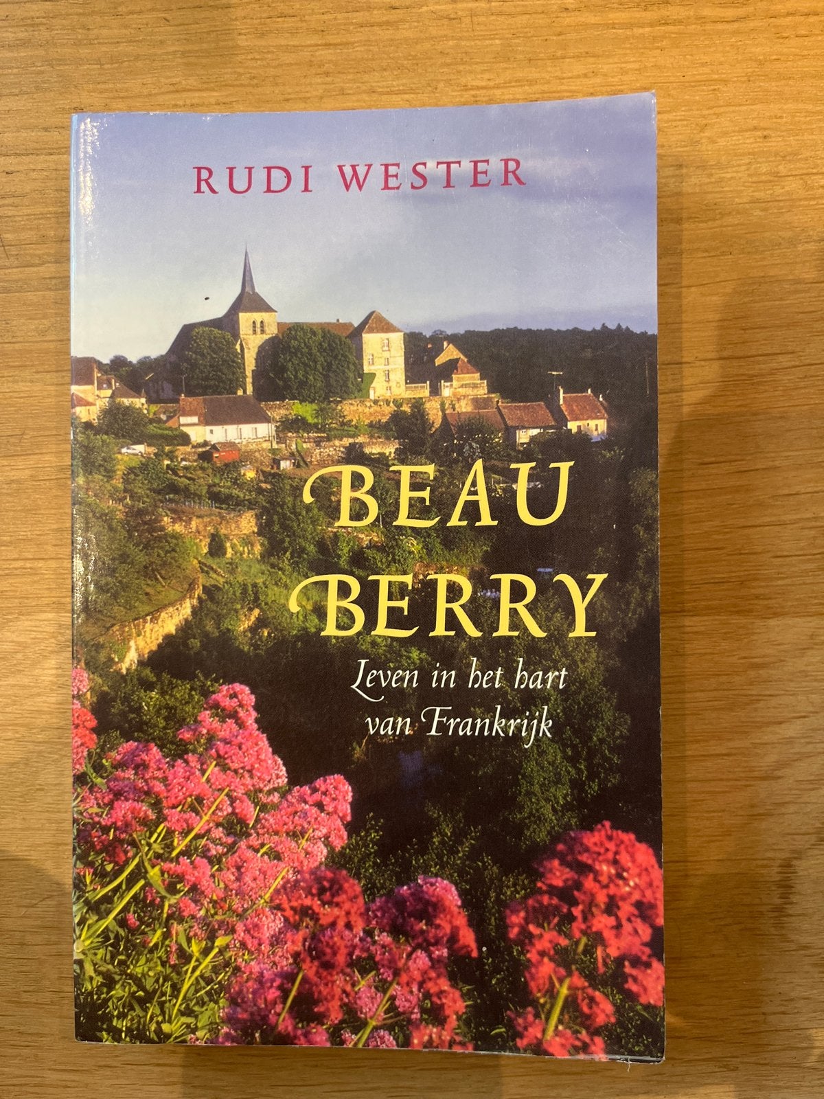 Beau Berry: Leven in het hart van Frankrijk - Rudi Wester, Europa, Ophalen of Verzenden, Reisgids of -boek, Gelezen