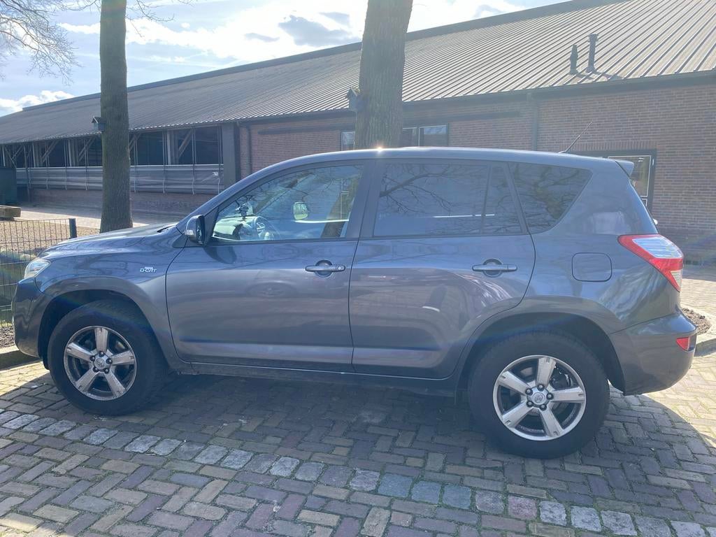 Toyota Rav4 2.2 D-cat AUT 2011 Grijs, Auto's, Toyota, Automaat, 1800 kg, 4 cilinders, 14 km/l