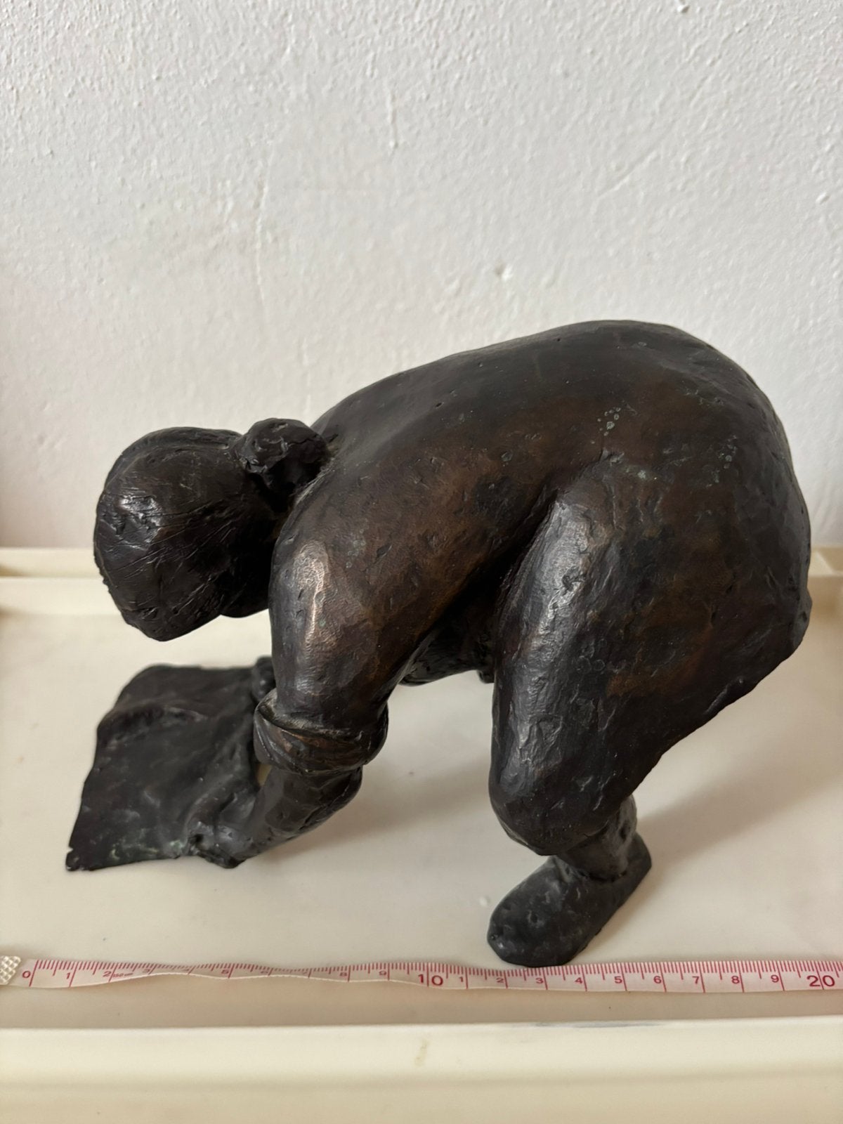 Bronzen beeld dweilende dame, Ophalen