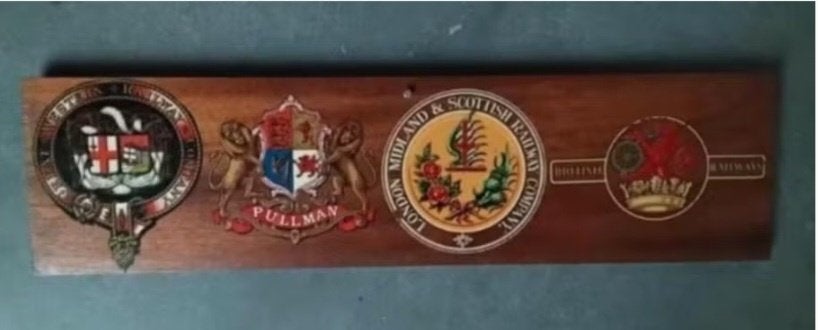Houten bord met emblemen engelse railway companies, Verzamelen, Ophalen, Zo goed als nieuw, Trein, Overige typen