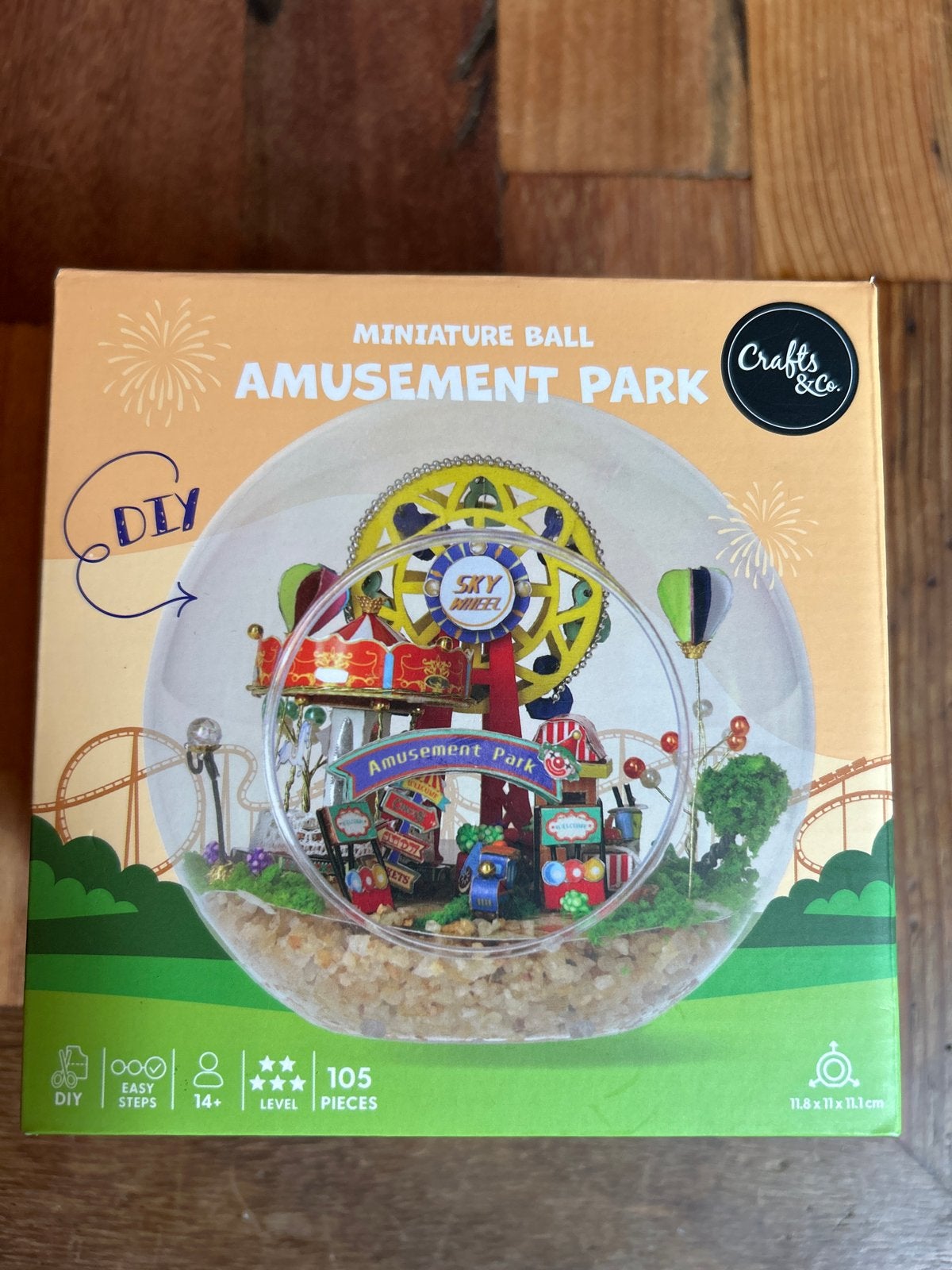 DIY Miniatuur Kermis in Glazen Bol - Crafts & Co, Hobby en Vrije tijd, Overige thema's, Nieuw, Meerkleurig, Ophalen of Verzenden