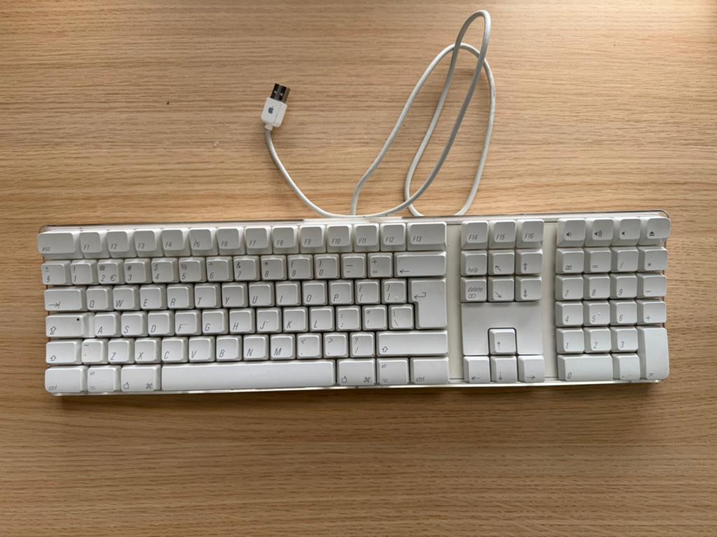 Apple toetsenbord A1048, Computers en Software, Toetsenborden, Gebruikt, Ophalen of Verzenden, Qwerty, Multimediatoetsen