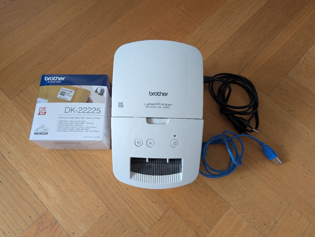 Brother QL-600 labelprinter + ongebruikte DK-22225 rol, Qwerty, Ophalen of Verzenden, Zo goed als nieuw, Tape-label