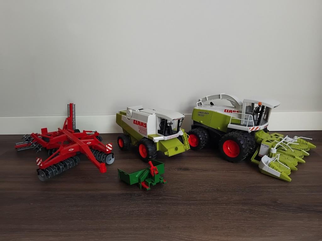 Bruder landbouwvoertuigen: Claas combines en ploeg, Ophalen of Verzenden, Zo goed als nieuw