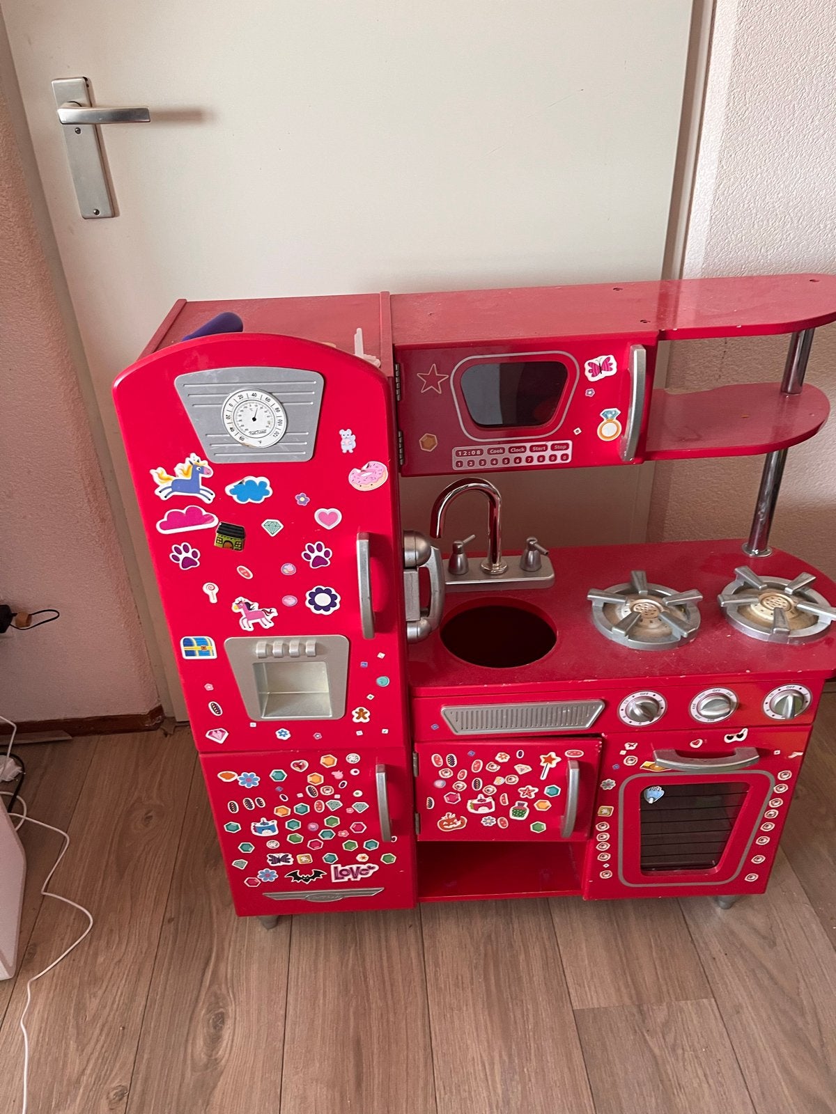 Rode speelkeuken met koelkast en fornuis, Ophalen, Gebruikt, Hout, Speelkeuken