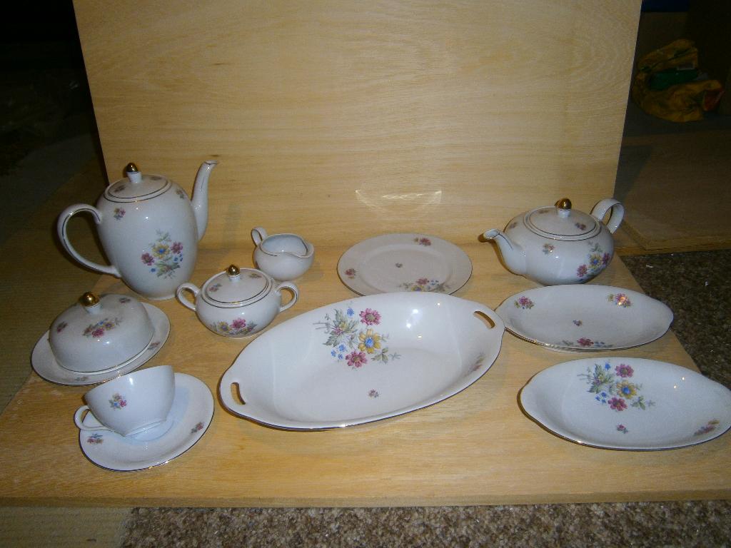 “Brocant / vintage” eetservies Bayreuther Bavaria., Antiek en Kunst, Antiek | Servies compleet, Ophalen of Verzenden