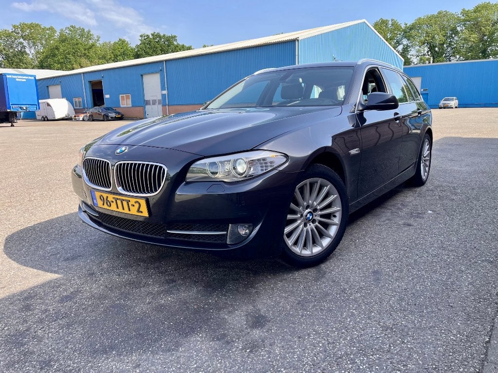 BMW 520i Touring Aut-8, Orig.NL Leer, Navi, trekhaak Bj.2012, Auto's, BMW, Automaat, Euro 5, Achterwielaandrijving, Zwart