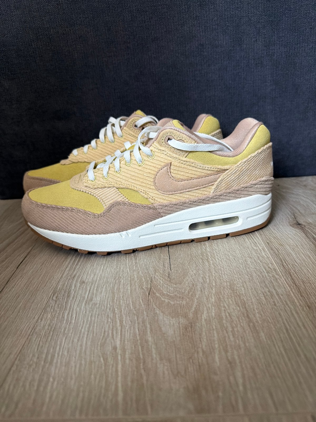 Air max 1 SE Buff Gold maat 41, Geel, Nieuw, Ophalen of Verzenden, Sneakers of Gympen