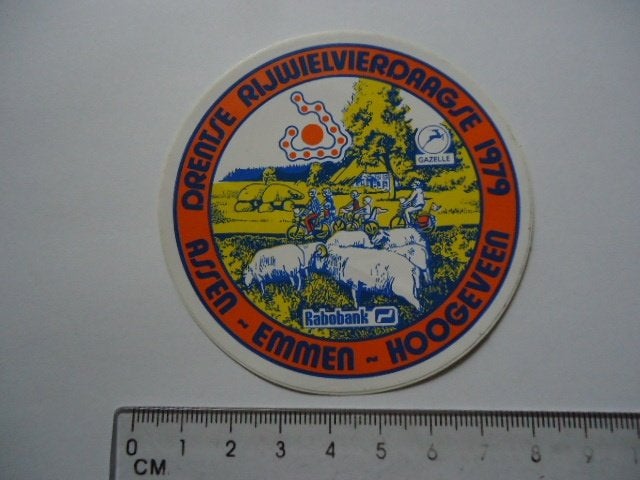 sticker 1979 Assen Emmen Hoogeveen fiets vierdaagse retro, Verzamelen, Stickers, Verzenden, Zo goed als nieuw, Sport