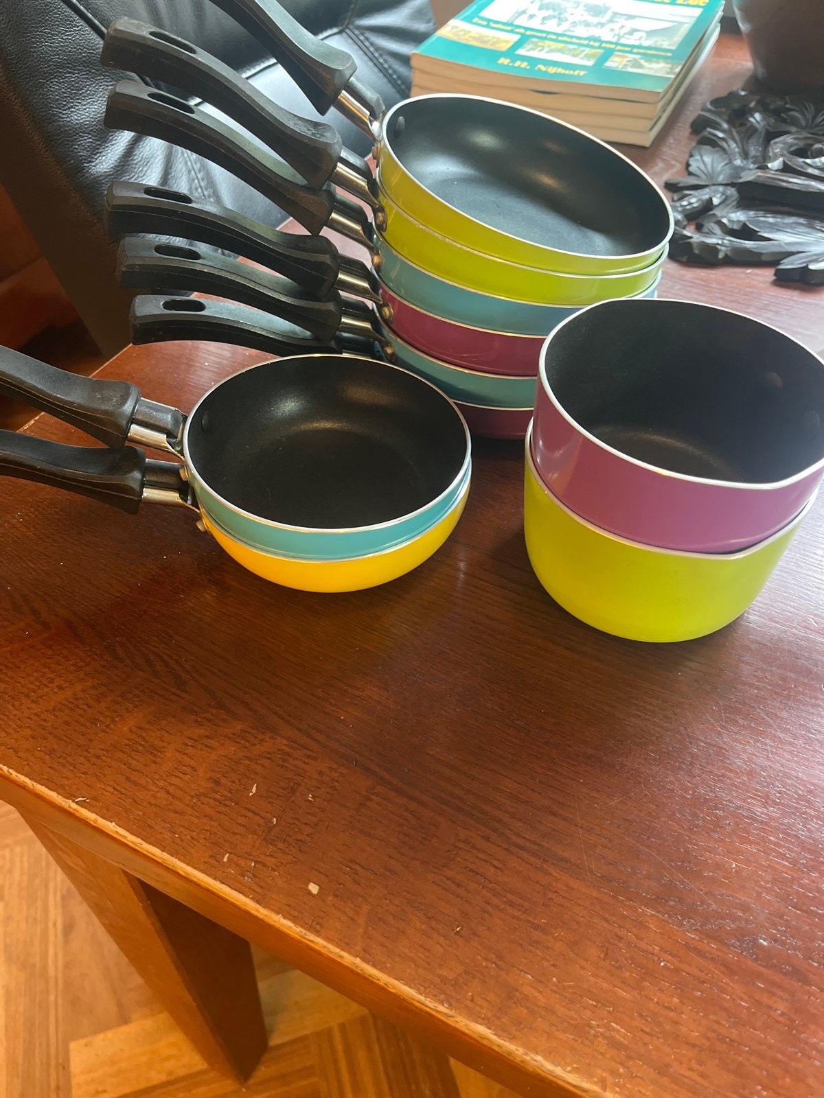 Nieuwe set van 68 mini koekenpannen in vrolijke kleuren, Huis en Inrichting, Keuken | Potten en Pannen, Ophalen, Antiaanbaklaag