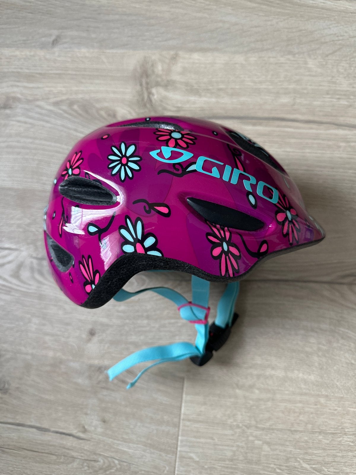 Giro scamp xs (45-49 cm) kinderfietshelm roze met bloemen, Fietsen en Brommers, Ophalen of Verzenden, Gebruikt, Meisje