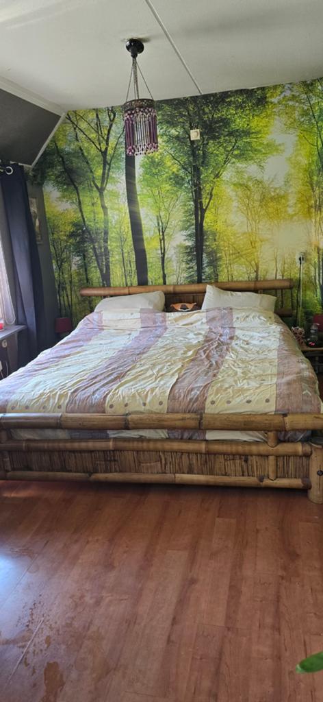 Bamboe tweepersoonsbed met lattenbodems en nachtkastjes, Ophalen, Overige materialen, Gebruikt, Bruin