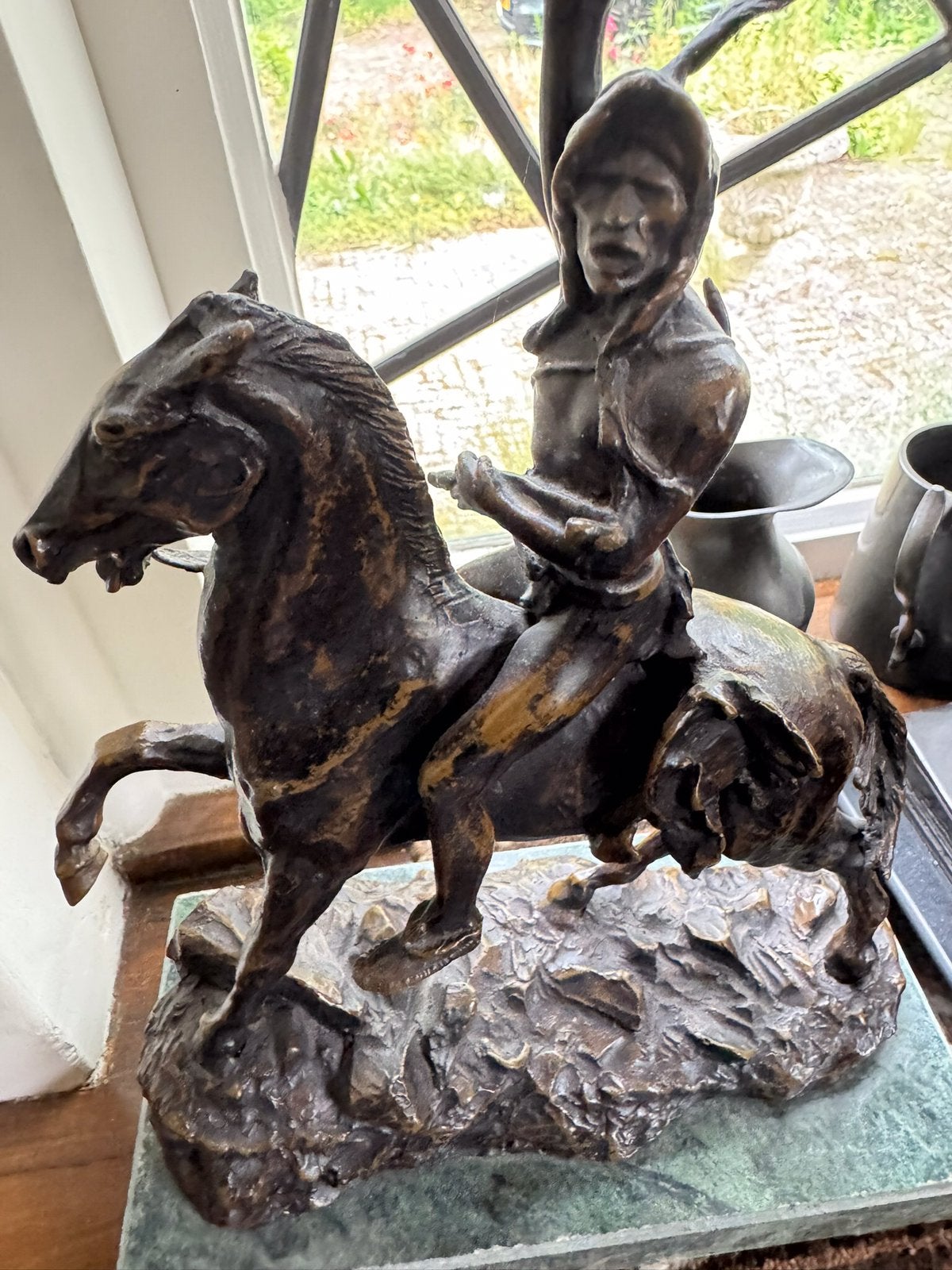 Bronzen beeld: man te paard met speer op marmer sokkel ZWAAR, Ophalen