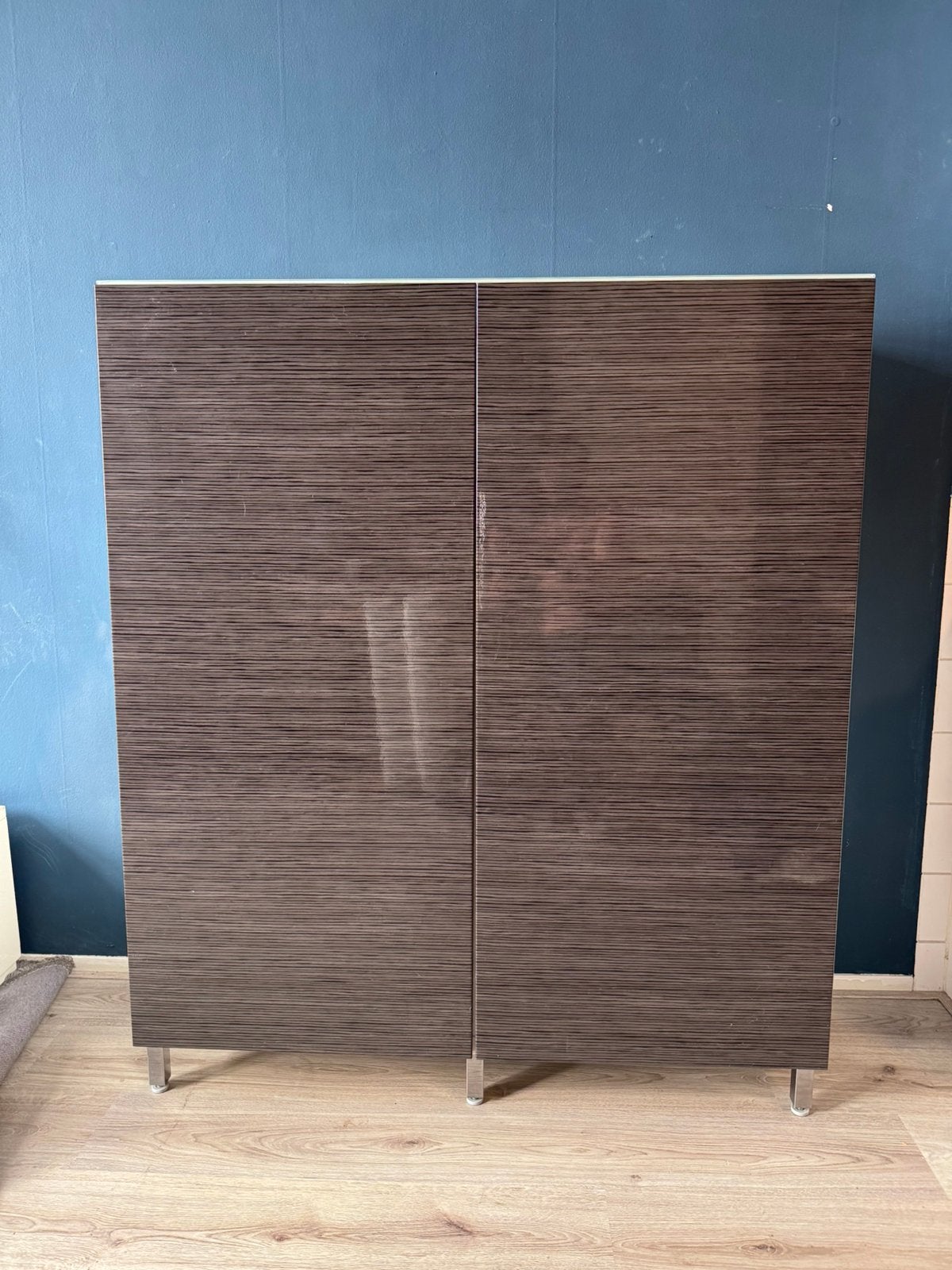 Kast met 8 planken en metalen poten, Ophalen, Gebruikt, 100 tot 150 cm, Metaal
