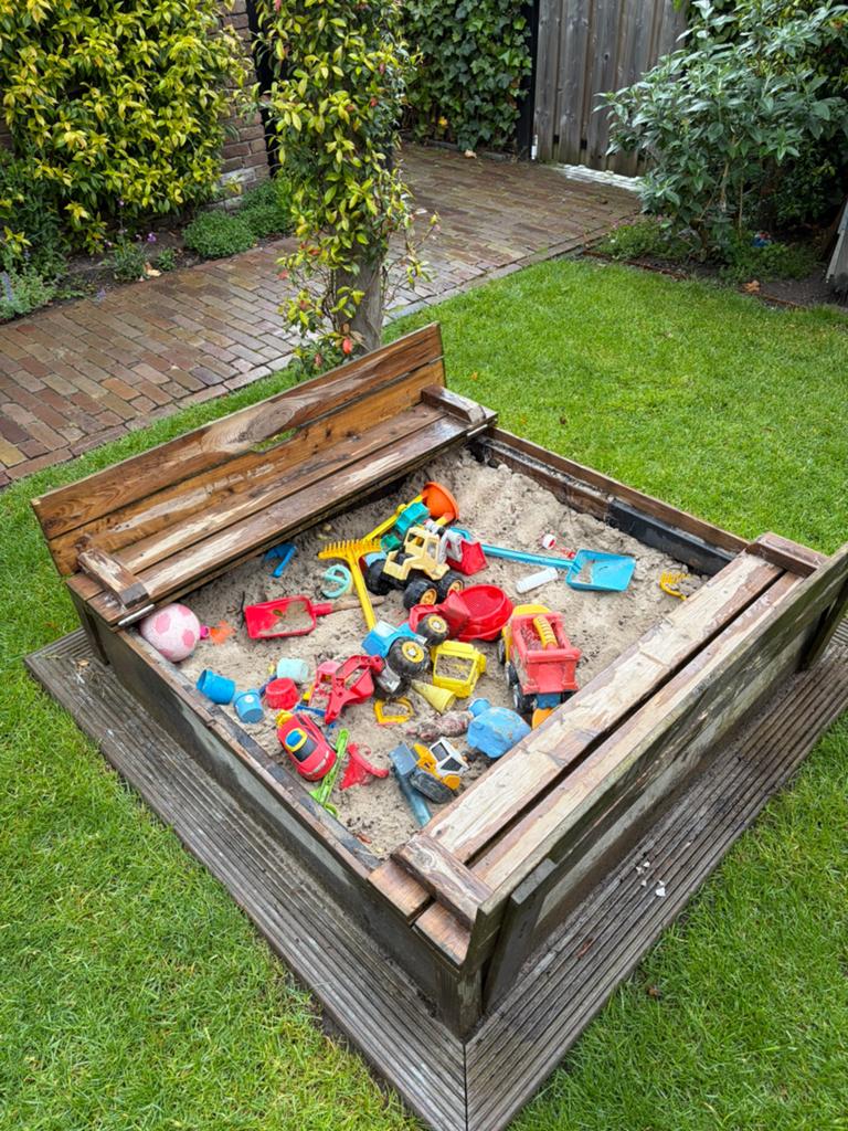 Houten zandbak 20 x 118 x 118 cm met deksel en 2 bankjes, Ophalen, Gebruikt