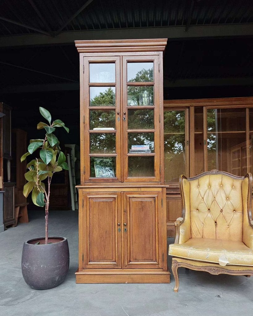 Hoge eikenhouten vitrinekast | Servieskast #3167, Antiek en Kunst, Ophalen of Verzenden