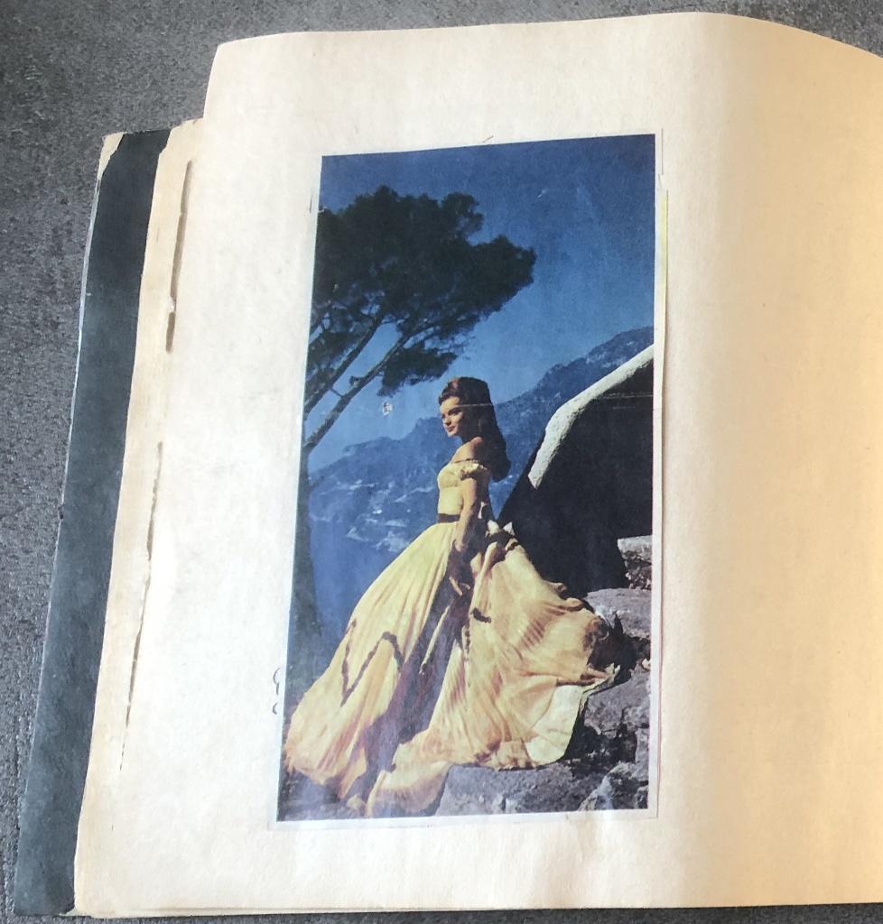 ROMY SCHNEIDER - 'SISSY' - PLAKBOEK JAREN 50-60 - 77 PAG.'S, Ophalen of Verzenden, Zo goed als nieuw