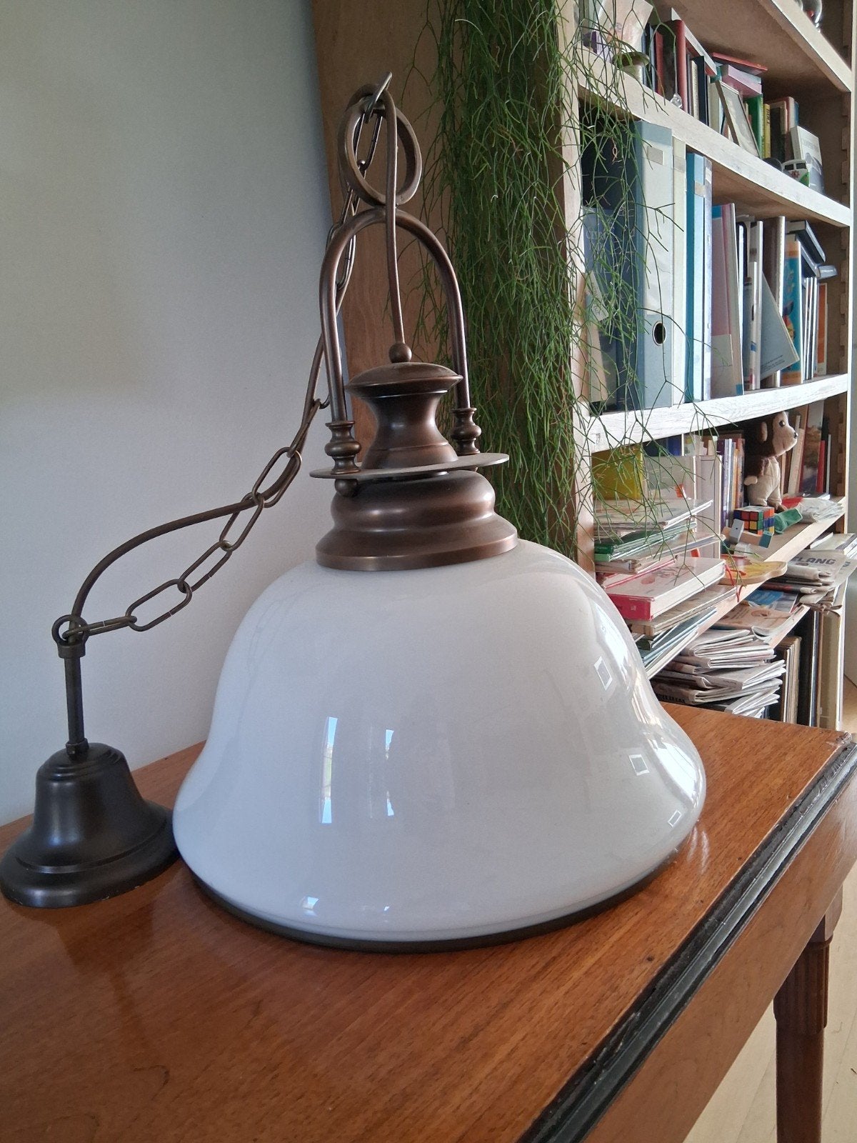 een of twee grote lampen van opaalglas en brons €10 per stuk, Ophalen of Verzenden