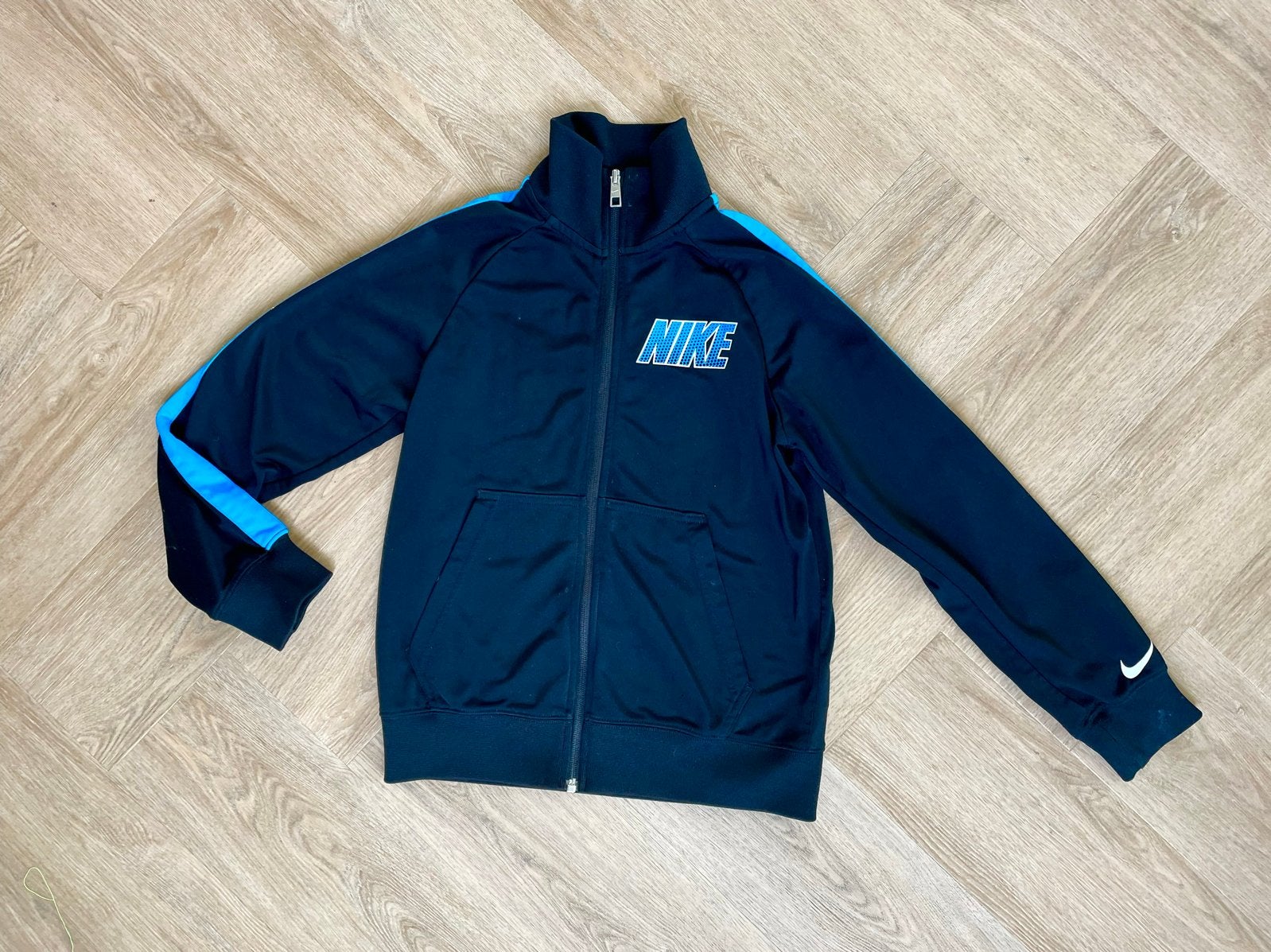 Nike trainingsvest met blauwe strepen maat 140, Kinderen en Baby's, Kinderkleding | Maat 140, Verzenden, Zo goed als nieuw, Jongen of Meisje