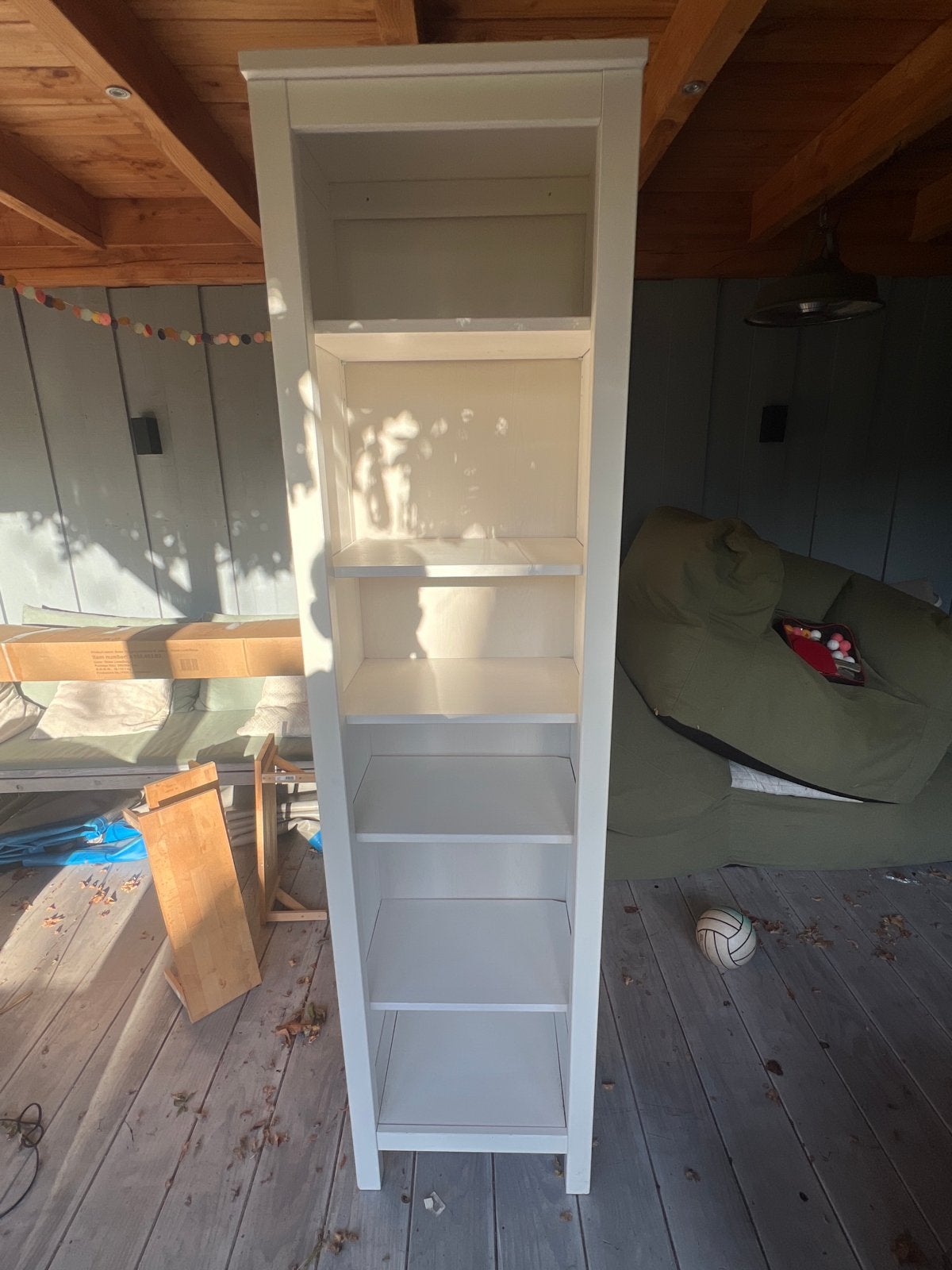 Witte smalle boekenkast met 5 planken, Ophalen, Met plank(en), Minder dan 50 cm, Gebruikt
