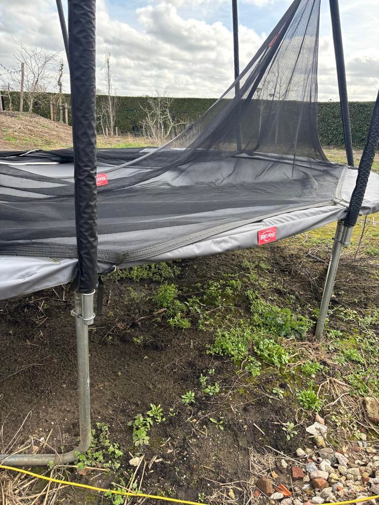 Berg trampoline ovaal 520/350cm, Ophalen, Gebruikt