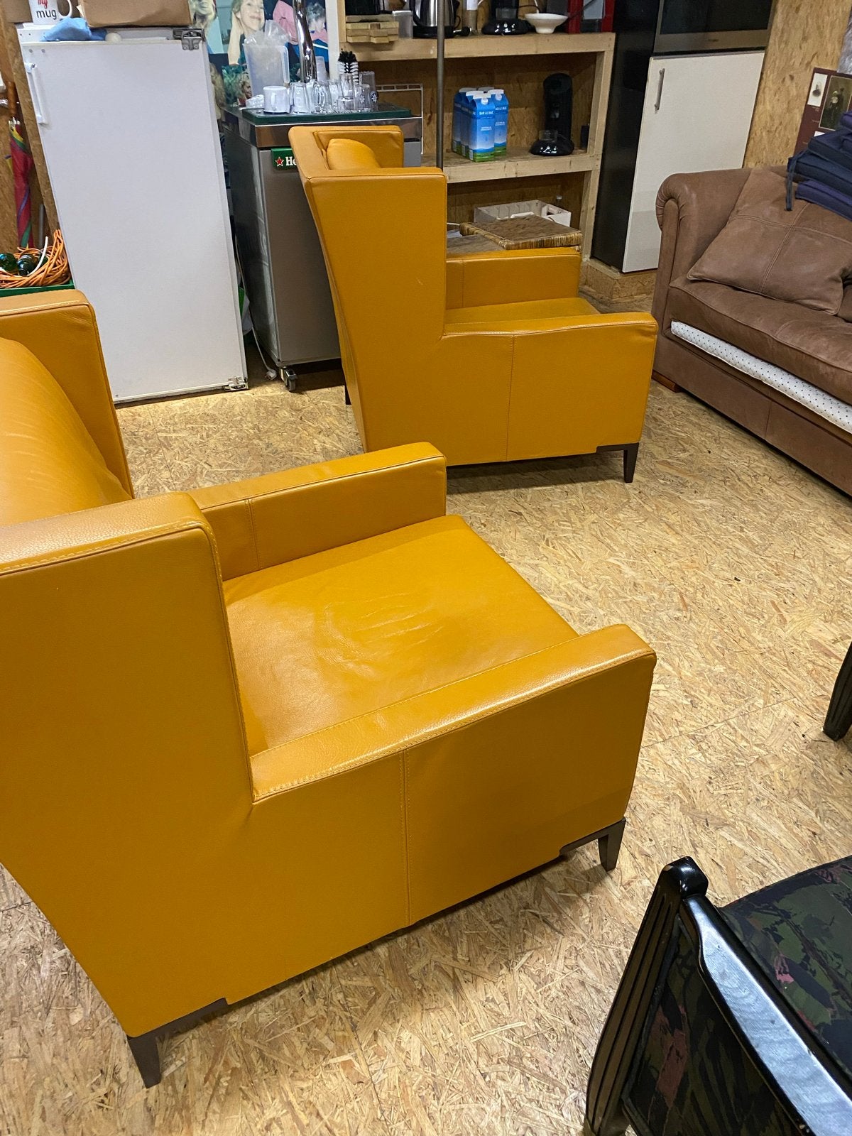 2 zware donkergeel leren stoelen - Hoogte 95cm, Ophalen, Gebruikt, Leer, 75 tot 100 cm