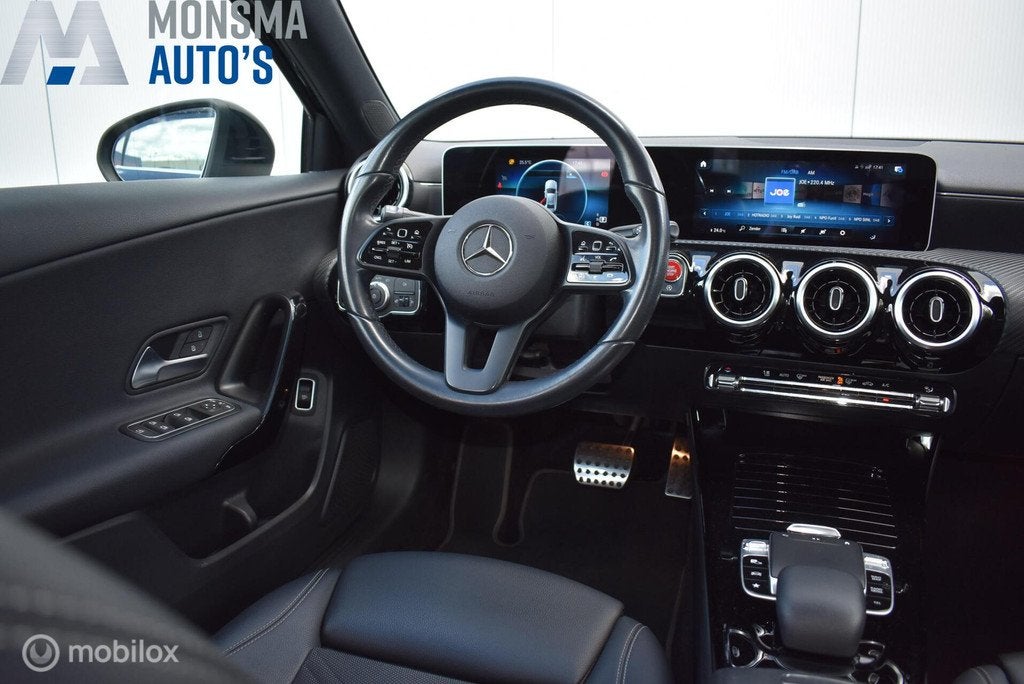 Mercedes-Benz A180d AUT. Launch Edition Cosmosschwarz CarPla, Gebruikt, 4 cilinders, Zwart, Origineel Nederlands