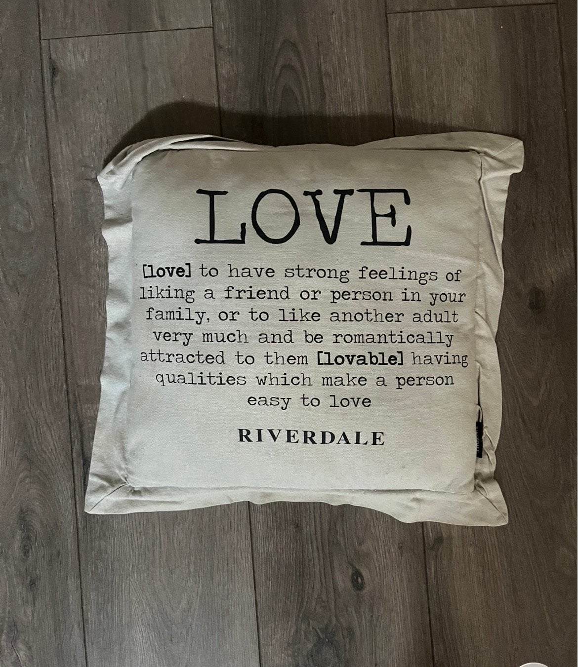 Riverdale sierkussen 'LOVE' - Zo goed als nieuw, Ophalen of Verzenden, Zo goed als nieuw, Beige, Vierkant