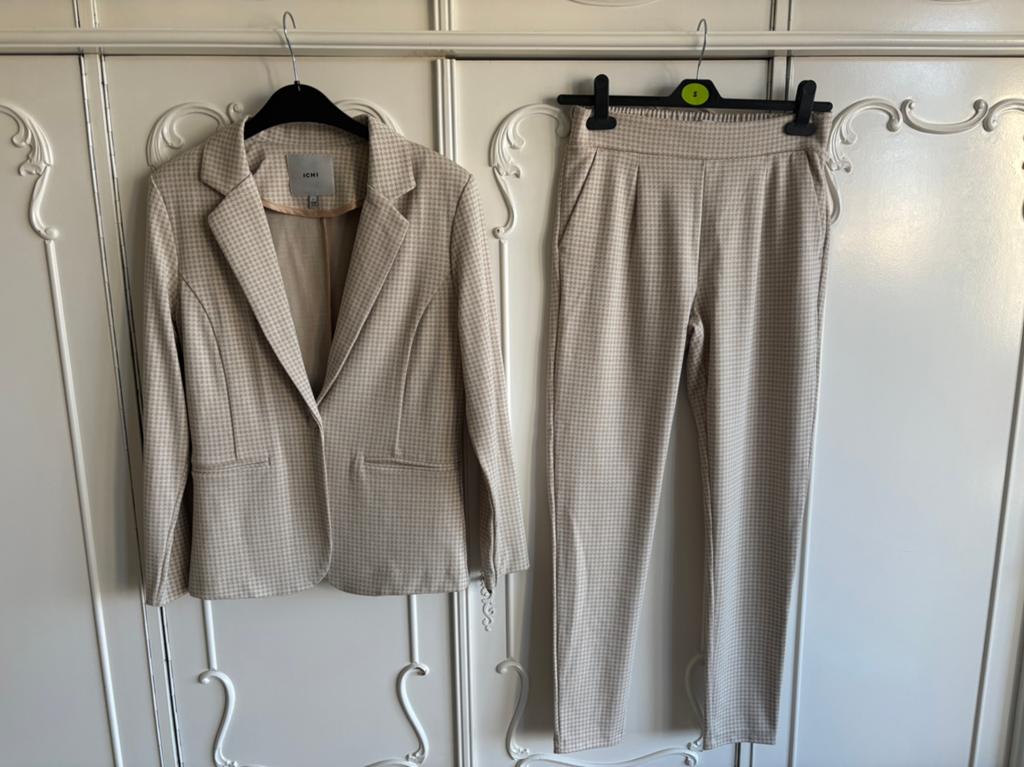 Nieuw creme beige jasje en broek merk ICHI maat M 38, Kleding | Dames, Jasjes, Kostuums en Pakken, Ophalen of Verzenden, Nieuw