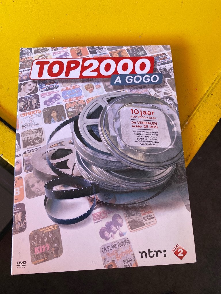 Top 2000 a gogo - 10 jaar verhalen achter de hits, Alle leeftijden, Nederlands, Inclusief doosje, Zo goed als nieuw