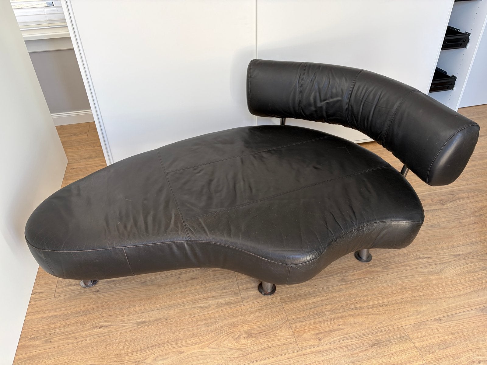 Zwarte Design Bank met Stalen Poten en Rugleuning, Ophalen of Verzenden, Gebruikt, Leer