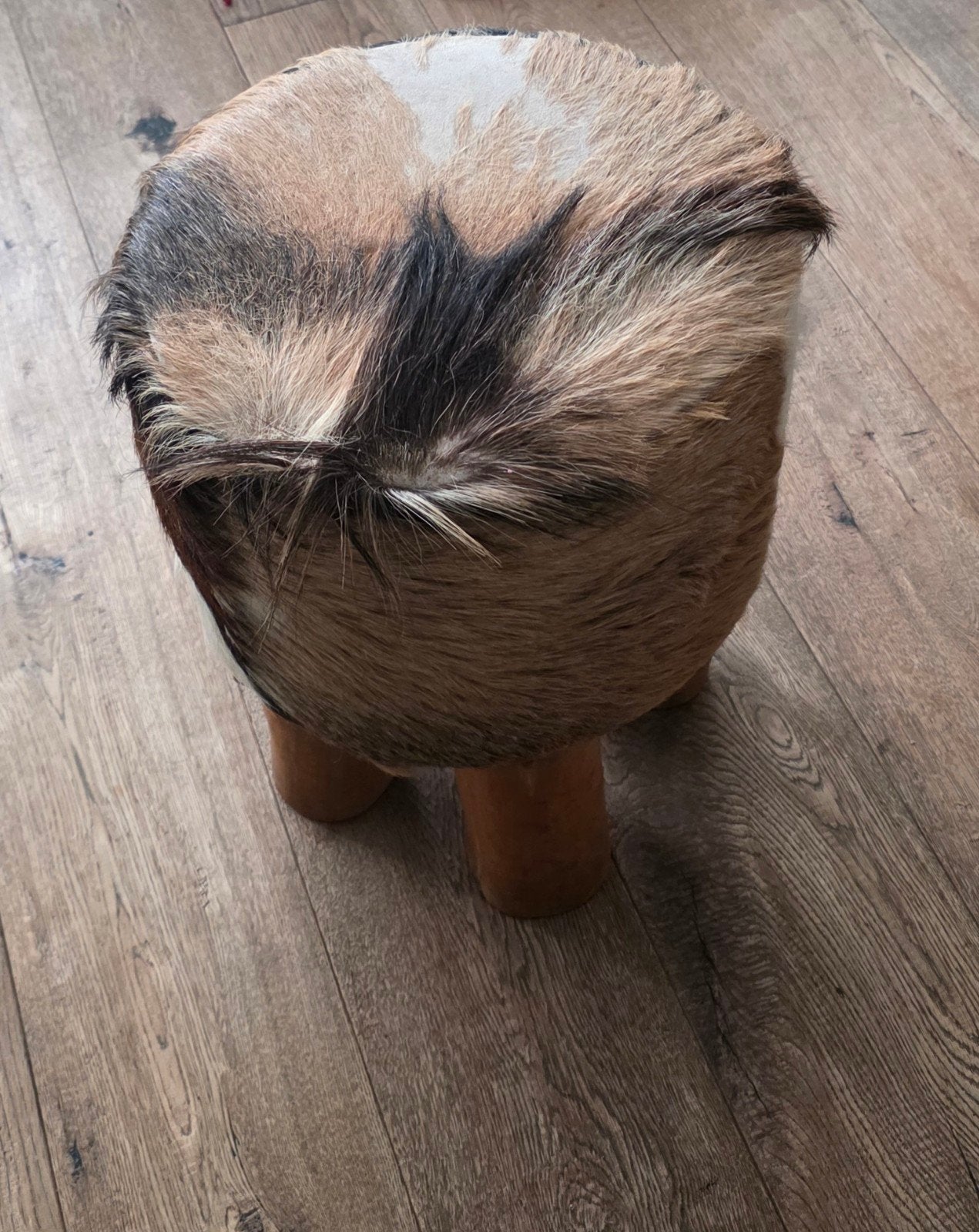 oud poef op boomstammetjes bekleed met koeienhuid, Ophalen of Verzenden, Hout